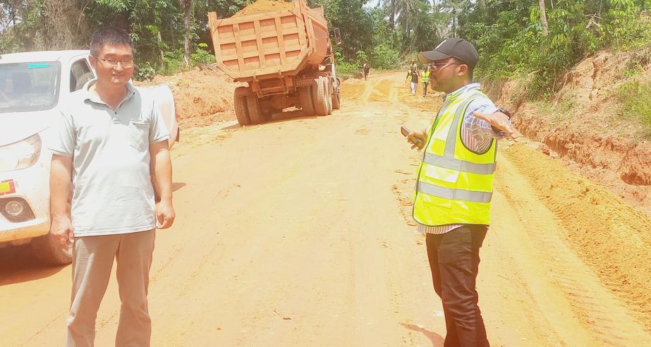 Hon. Prince D. Tambah, Deputy Minister for Technical Services, explains the progress status of the major laterite road rehabilitation under the 100-Day Deliverables Special Road Maintenance Project.