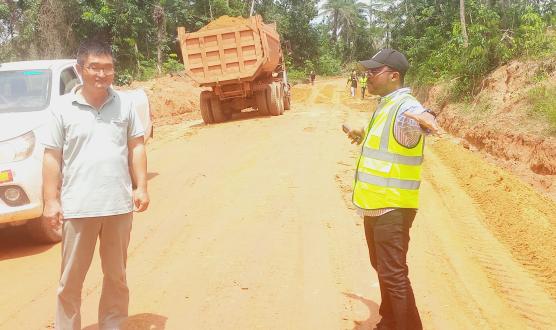 Hon. Prince D. Tambah, Deputy Minister for Technical Services, explains the progress status of the major laterite road rehabilitation under the 100-Day Deliverables Special Road Maintenance Project.