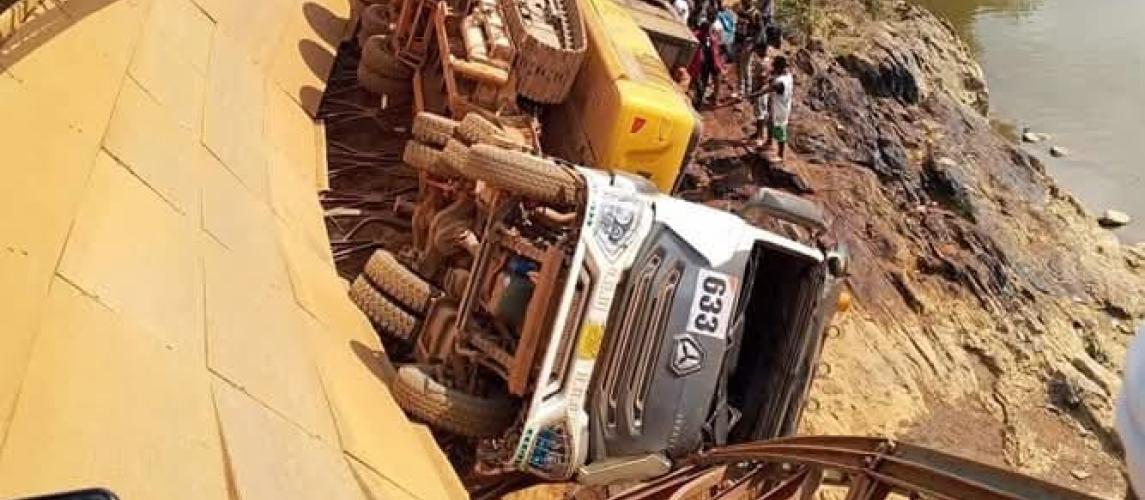 Ministry of Public Works Expresses Concern Over ITI Bridge Collapse Following Overloading Incident